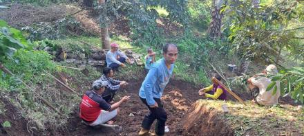 Gotong Royong Masyarakat Banjar Dinas Pegentengan
