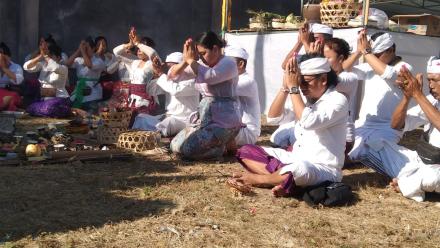 Piodalan Ring Parahyangan Kantor Perbekel Banjar